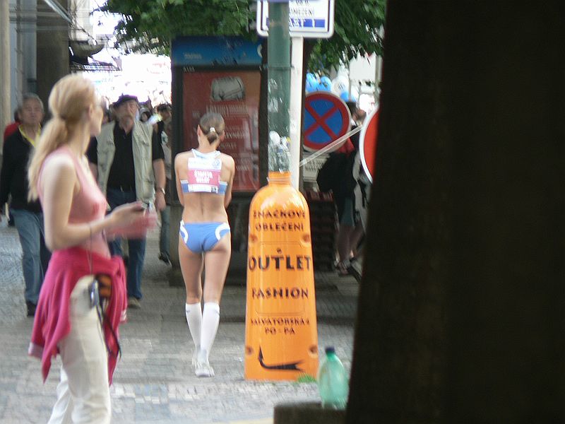 Maraton09 035.jpg - A já jsem si musel dlouho chvíli opět zkracovat focení děvčat. Tato je opravdu vymazlená. Jistě omluvíte rozmazanost fotky, při pohledu na tu krásu se mi poněkud třásly ruce.